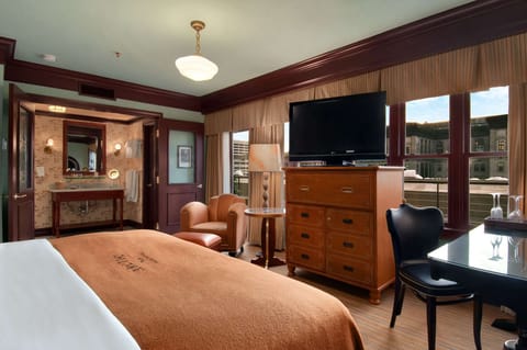 Deluxe King Top Floor Balcony City View | Premium bedding, down comforters, pillowtop beds, minibar