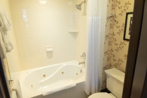 Deluxe King Top Floor Balcony City View | Bathroom | Combined shower/tub, jetted tub, free toiletries, hair dryer