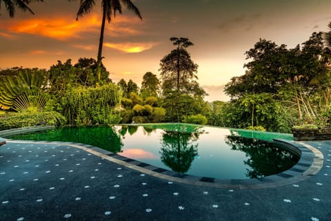 2 outdoor pools, sun loungers