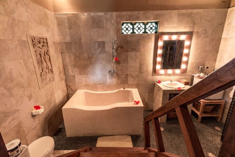 Traditional Cottage | Bathroom | Free toiletries, hair dryer, bathrobes, towels