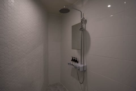 Premium Room | Bathroom | Separate tub and shower, jetted tub, free toiletries, hair dryer