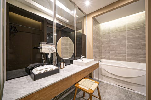 Suite Twin Room | Bathroom | Separate tub and shower, jetted tub, free toiletries, hair dryer