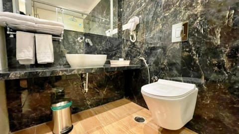 Emerald Lite | Bathroom | Shower, rainfall showerhead, free toiletries, hair dryer