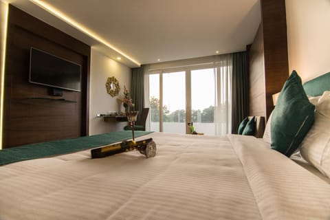 Emerald Room | Premium bedding, in-room safe, individually furnished, desk