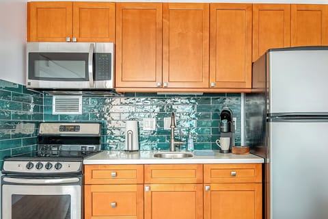 Studio Suite, Kitchen | Private kitchen | Full-size fridge, microwave, oven, stovetop