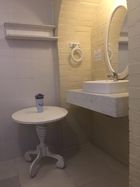 Deluxe Double Room | Bathroom | Shower, free toiletries, hair dryer, towels