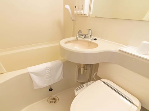 Combined shower/tub, free toiletries, slippers, electronic bidet