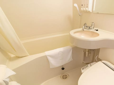 Combined shower/tub, free toiletries, slippers, bidet