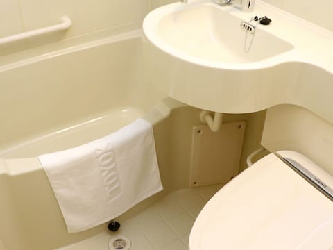 Combined shower/tub, slippers, electronic bidet, towels