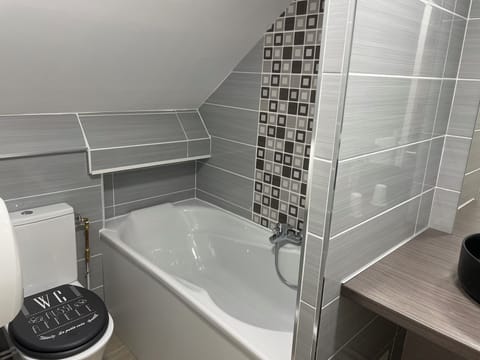 Studio | Bathroom | Shower, free toiletries, hair dryer, towels