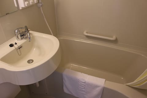 Combined shower/tub, free toiletries, slippers, bidet