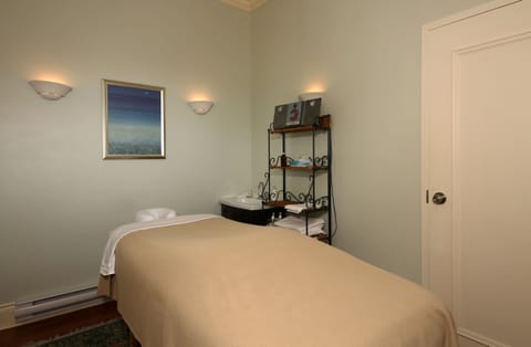 Couples treatment rooms, sauna, spa tub, body treatments, aromatherapy