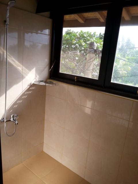 Family Room | Bathroom | Shower, free toiletries, towels