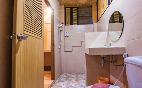 Standard Room, 1 King Bed, Non Smoking, Pool View | Bathroom | Shower, free toiletries, towels