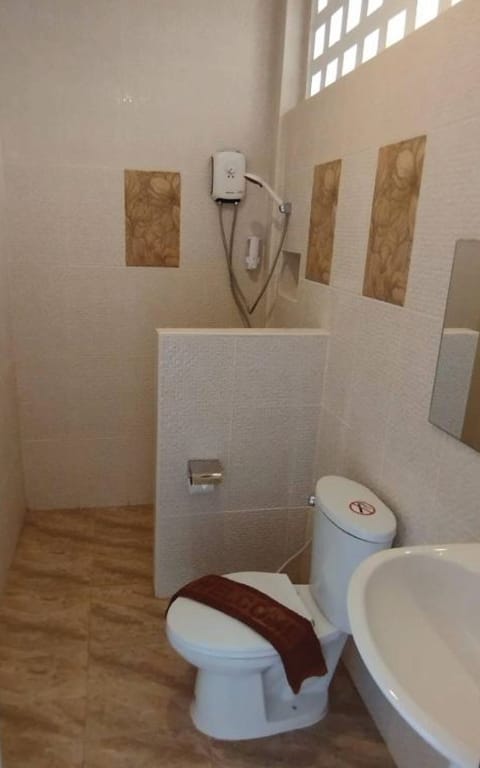 Family Villa | Bathroom | Shower, free toiletries, towels