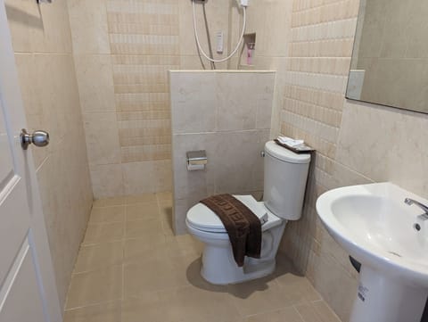 Family Room | Bathroom | Shower, free toiletries, towels