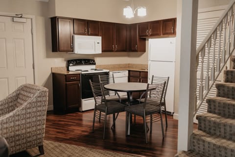 Suite (Double King Loft) (These suites are only available on 2nd floor with no elevator access.) | Private kitchen | Microwave, coffee/tea maker