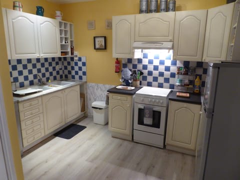 Romantic Apartment, 1 Queen Bed, Non Smoking | Private kitchen | Fridge, microwave, oven, stovetop