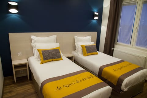 Twin Room | Minibar, desk, soundproofing, iron/ironing board