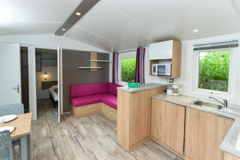 Premium Mobile Home (Morgane) | Living area | Foosball, table tennis, books