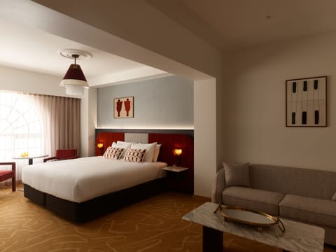 Executive Room, 1 King Bed | Premium bedding, pillowtop beds, in-room safe, blackout drapes