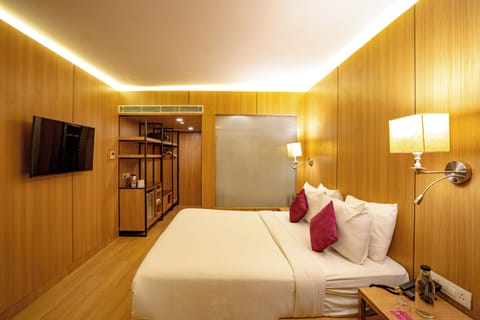 Executive Room | Minibar, in-room safe, desk, blackout drapes