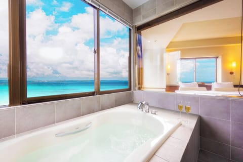 Superior Twin Room with Sea View, Non-Smoking | Bathroom | Separate tub and shower, free toiletries, hair dryer, slippers