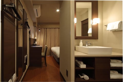 Superior Double Room | Bathroom | Free toiletries, hair dryer, slippers, bidet