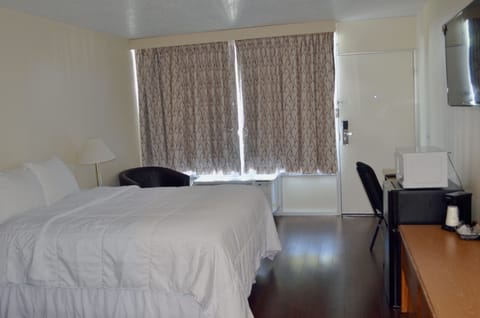 Basic Single Room, 1 Queen Bed | Desk, blackout drapes, iron/ironing board, free WiFi