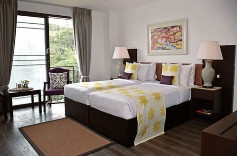 Deluxe Twin Room | Minibar, in-room safe, individually decorated, individually furnished