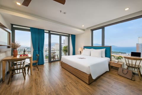 Panoramic Studio, 1 King Bed, Balcony, Sea View | Premium bedding, minibar, in-room safe, desk