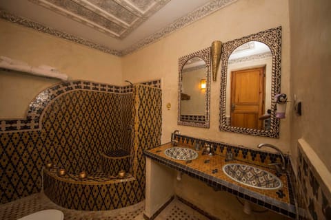 Suite (Scheherazade) | Bathroom | Shower, free toiletries, hair dryer, bathrobes