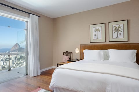 Premier Suite | Premium bedding, down comforters, pillowtop beds, in-room safe