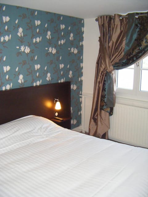 Desk, blackout drapes, free WiFi