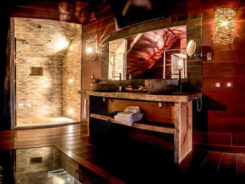 Signature Suite (Indonesienne) | Premium bedding, desk, free WiFi