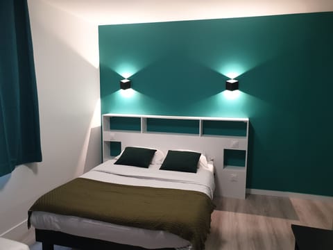 Premium bedding, desk, free cribs/infant beds, free WiFi