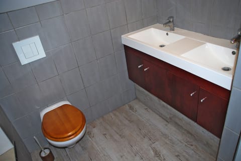 Standard Triple Room | Bathroom | Shower, free toiletries, hair dryer, towels