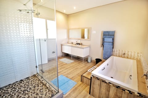 Luxury Villa | Bathroom | Separate tub and shower, deep soaking tub, free toiletries, hair dryer