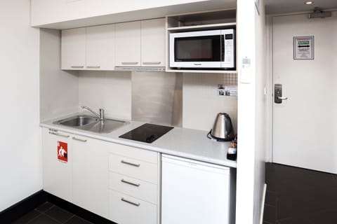 Deluxe Twin Studio Apartment | Private kitchenette | Fridge, microwave, stovetop, coffee/tea maker