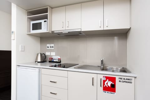 Deluxe Queen Studio Apartment | Private kitchenette | Fridge, microwave, stovetop, coffee/tea maker