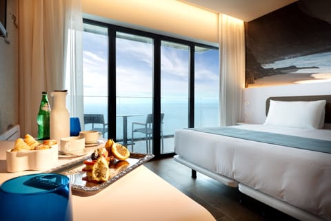 Junior Suite, Sea View | In-room safe, individually furnished, desk, soundproofing