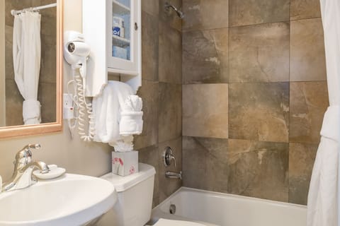Studio (1 Bathroom) | Bathroom | Combined shower/tub, free toiletries, hair dryer, towels