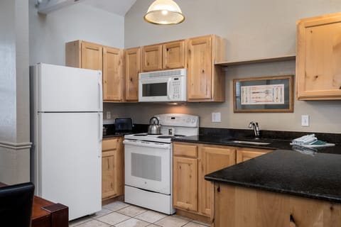 Loft, 3 Bedrooms, 2 Bathrooms | Private kitchen | Fridge, microwave, stovetop, coffee/tea maker