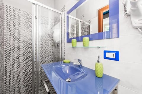 Shower, free toiletries, hair dryer