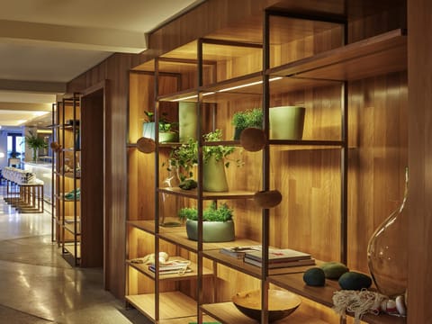 2 bars/lounges, poolside bar