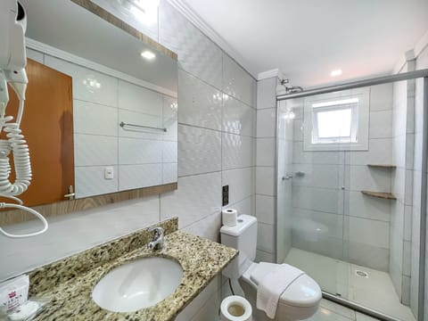 Deluxe Double or Twin Room | Bathroom | Shower, free toiletries, hair dryer, bidet