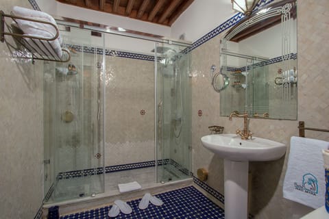 Comfort Room | Bathroom | Combined shower/tub, free toiletries, hair dryer, bathrobes