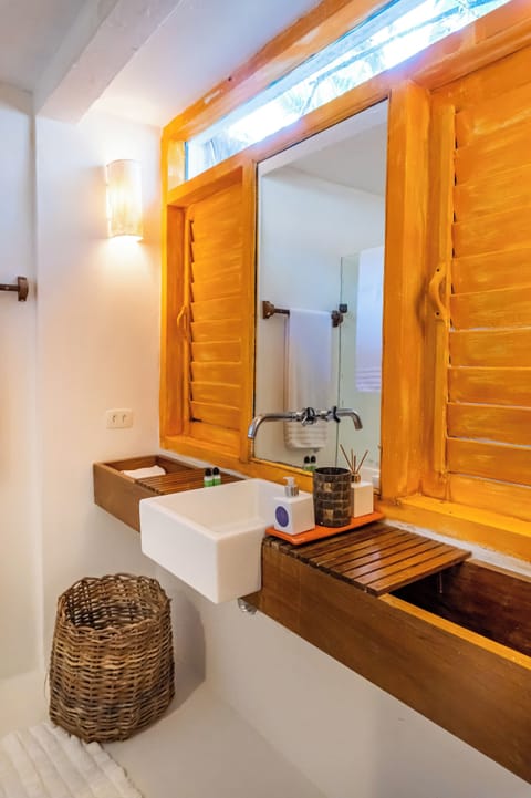 Duplex suite with private pool | Bathroom | Shower, free toiletries, hair dryer, bathrobes