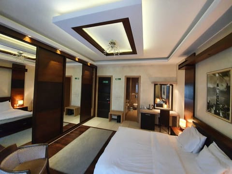 Deluxe Double Room (Spa Bath) | Premium bedding, minibar, desk, laptop workspace