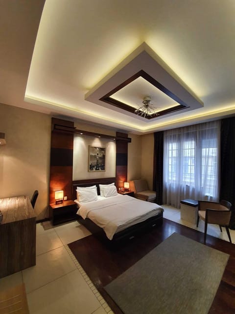 Deluxe Double Room (Spa Bath) | Premium bedding, minibar, desk, laptop workspace